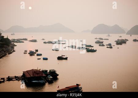 La baie d'Halong, Vietnam - Mai 11, 2013 : les bateaux en bois typiques pour les touristes sous voile de la région de Cat Ba, dans la baie d'Ha Long. Banque D'Images