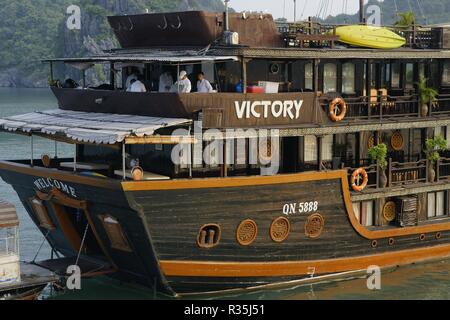 La baie d'Halong, Vietnam - Mai 11, 2013 : les bateaux en bois typiques pour les touristes sous voile de la région de Cat Ba, dans la baie d'Ha Long. Banque D'Images