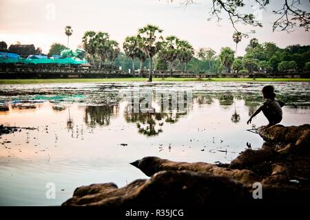 Angkor Wat, au Cambodge - 29 octobre 2011 : fille cambodgienne à la solitude à Angkor Wat au lever du soleil Banque D'Images