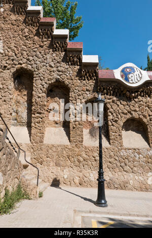 Le mur extérieur du parc Guell conçu par Antoni Gaudi, Barcelone, Espagne Banque D'Images