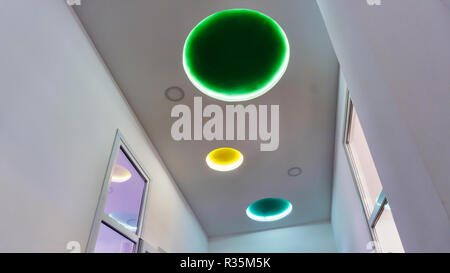 Design intérieur ultra-moderne avec lampes multi-couleur Banque D'Images