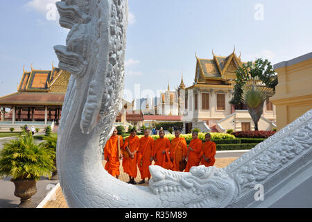 Cambodge, Phnom Penh, la pagode d'argent, des moines Banque D'Images