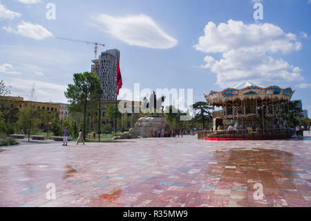 L'Archaea Tower construction site, statue équestre Skanderbeg, style ancien carrousel dans la place Skanderbeg à Tirana, la capitale et bigges Banque D'Images