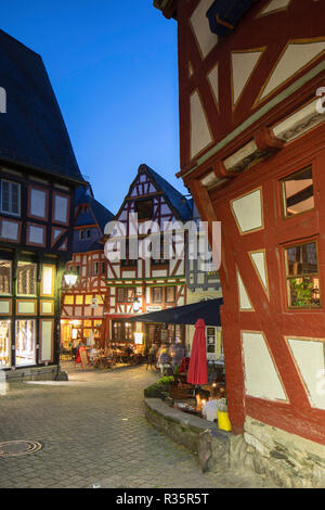 Dans les bâtiments à colombages Fischmarkt au crépuscule, Limbourg, Hesse, Allemagne Banque D'Images