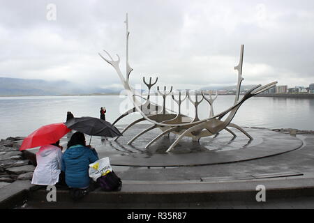 Solfar (Sun Voyager), en acier inoxydable, emblématique de la sculpture moderne représentant un longboat Viking par Jon Gunnar Arnason, dans la capitale islandaise Reykjavik pho Banque D'Images