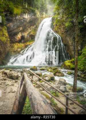 Les images de l'automne en cascade Gollinger Golling près de Hallein en Autriche Salzbourg Banque D'Images