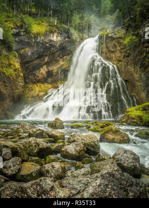 Les images de l'automne en cascade Gollinger Golling près de Hallein en Autriche Salzbourg Banque D'Images