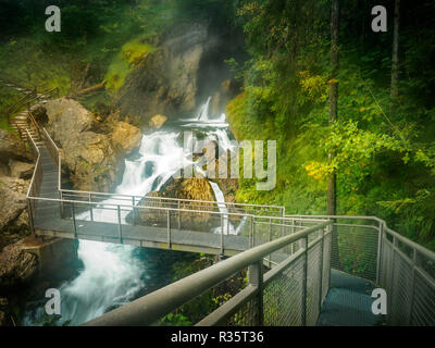 Les images de l'automne en cascade Gollinger Golling près de Hallein en Autriche Salzbourg Banque D'Images