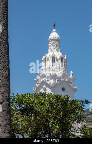 Clocher de la Cathédrale Métropolitaine de Quito sur la Plaza de la Independencia Banque D'Images