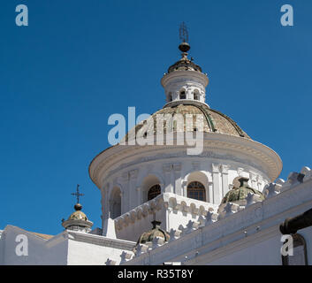 Le dôme blanc de la Basilique Nuestra Señora de la Merced à Quito se distingue dans le ciel bleu, l'Équateur Banque D'Images