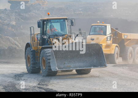 Une chenille Caterpillar 725 966K & ADT travaillant sur l'ancienne usine de recyclage du charbon dans Recycoal Rossington,Yorkshire du Sud qui est aujourd'hui démolie. Banque D'Images