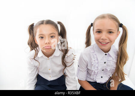 Les filles les cheveux longs queues de fond blanc. Les écolières cute amis. Soins des cheveux et traitement. Cheveux longs traitements. Comment faire pousser de long cheveux sains. L'amitié l'enfance. Les élèves en ordre de l'uniforme scolaire. Banque D'Images