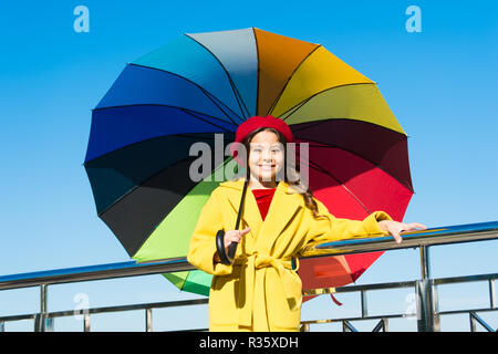 Comment égayer votre humeur d'automne. Petite fille cheveux longs prêt rencontrez automne météo avec parapluie. Accessoires colorés pour l'humeur joyeuse. Rester positif saison d'automne. Accessoire de l'automne coloré influence positive. Banque D'Images