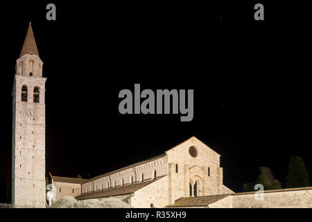 Belle vue de la nuit de la Basilique de Santa Maria Assunta d'Aquilée, Udine, Frioul-Vénétie Julienne, Italie Banque D'Images