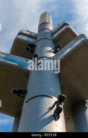La tour de télévision de Žižkov à Prague est un exemple de l'architecture high-tech. Sculptures de bébés sont attachés aux poteaux Banque D'Images