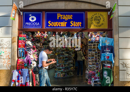 Les souvenirs des boutiques sont trouvés partout dans les petites ruelles autour de 'Václavské náměstí", de la Place Venceslas Banque D'Images