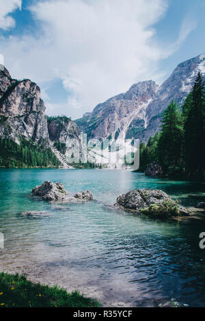 Au temps d'automne forêt romantique lac Blausee, Suisse. Banque D'Images