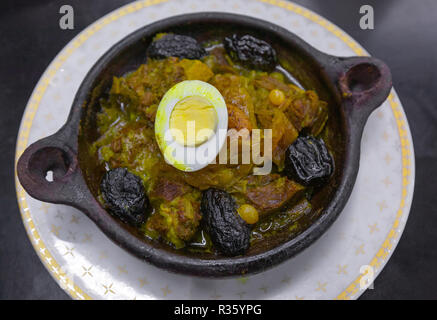 Tajine à la viande et les pruneaux dans la poterie, un plat traditionnel du Maroc Banque D'Images