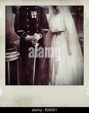 Vintage photographie polaroïd d'un groom porter la tenue militaire et son épouse Banque D'Images