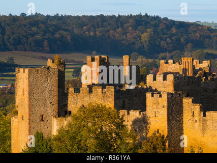 Lumière du soir sur Ludlow Castle seen from Common Whitcliffe, Shropshire. Banque D'Images