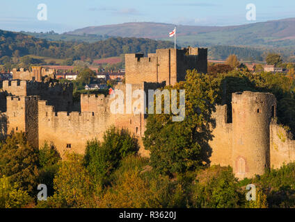 Lumière du soir sur Ludlow Castle seen from Common Whitcliffe, Shropshire. Banque D'Images