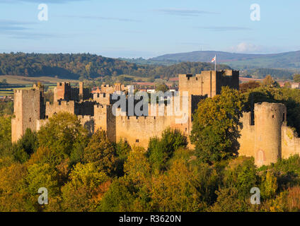 Lumière du soir sur Ludlow Castle seen from Common Whitcliffe, Shropshire. Banque D'Images