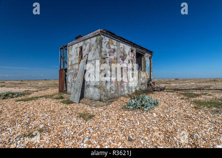 Une vieille cabane de pêche abandonnés sur la plage à Dungeness sur la côte du Kent Banque D'Images