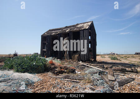 Une vieille cabane de pêche abandonnés sur la plage à Dungeness sur la côte du Kent Banque D'Images