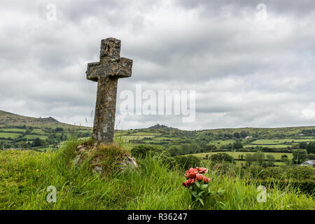 Une tombe dans un cimetière dans un village traditionnel dans le Dartmoor, dans le Devon, Angleterre Banque D'Images