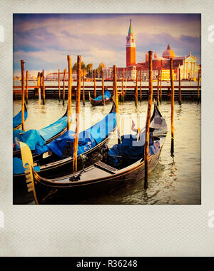 Polaroid vintage. Gondoles ancrées au coucher du soleil avec des bâtiments historiques en arrière-plan à Venise, Italie Banque D'Images