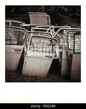Photographie de portières de voitures dans un parc à ferrailles Banque D'Images