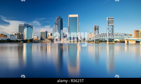 Toits de Jacksonville, FL et Main Street Bridge Banque D'Images