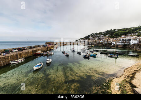 Le port dans le village côtier de Mousehole à Cornwall Banque D'Images