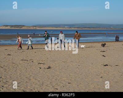 Des groupes de promeneurs de chiens sur Instow Beach North Devon UK Banque D'Images