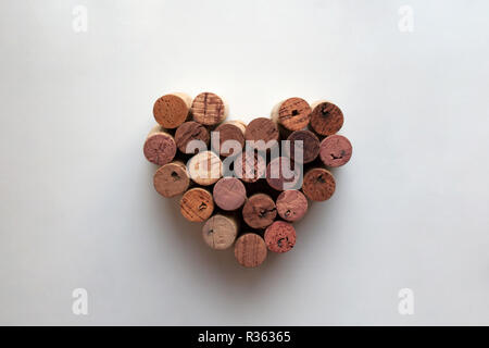 Bouchons à vin saint valentin en forme de coeur isolé sur fond blanc Banque D'Images