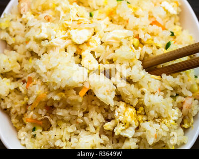La cuisine chinoise plat - Vue de dessus des crevettes, riz frit avec des légumes et des Œufs (Yangzhou) riz close up Banque D'Images