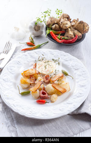 Gratin de topinambour au jambon et piment Banque D'Images