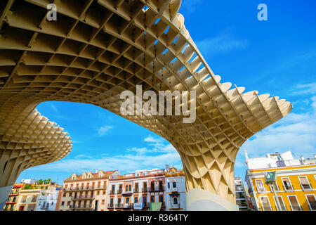 Séville, Espagne - 13 novembre 2018 : Metropol Parasol à Séville. C'est une structure en bois conçu par Jürgen Mayer, avec des dimensions de 150 par 70 mètres Banque D'Images