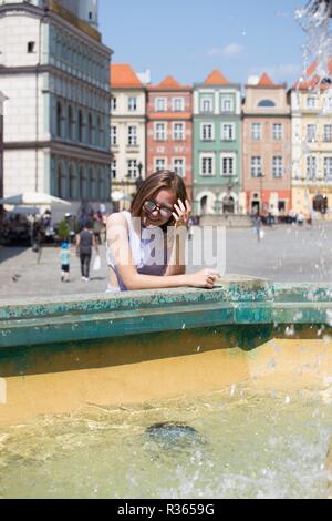 Les filles à jouer à la fontaine sur la place principale de Poznan Banque D'Images