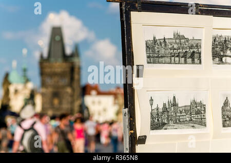 Divers artistes vendent leur art sur le pont historique 'Karlův plus', pont Charles, traversant la rivière "Moldau". L 'Hradčany' dans l'arrière-plan Banque D'Images
