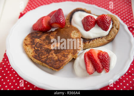 Des crêpes en forme de coeur Banque D'Images