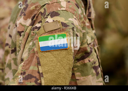 Sierra Leone drapeau sur le bras de soldats. Les troupes de la Sierra Leone (collage) Banque D'Images