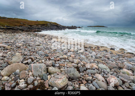 Moody ciel au-dessus de la plage à Mealasta sur l'île de Lewis en Ecosse Banque D'Images