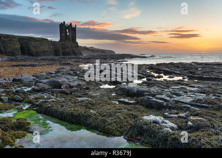 Beau lever de soleil à Keiss Château près de mèche dans l'extrême nord de l'Ecosse Banque D'Images