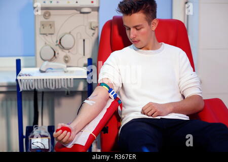 Prise de sang du patient à l'hôpital d'un quartier de transfusion Banque D'Images