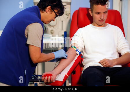 Prise de sang du patient à l'hôpital d'un quartier de transfusion Banque D'Images