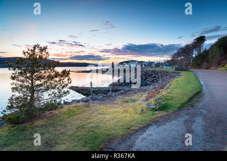 Crépuscule sur le port à Shieldaig un joli village dans les montagnes de l'Ecosse et d'une escale sur le NC500 voie de circulation Banque D'Images