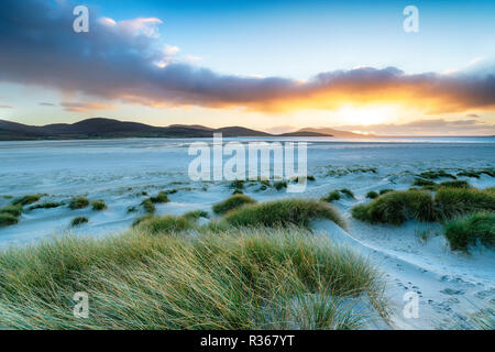 Coucher de soleil sur Luskentyre Beach sur l'île de Harris dans les Hébrides extérieures en Écosse Banque D'Images