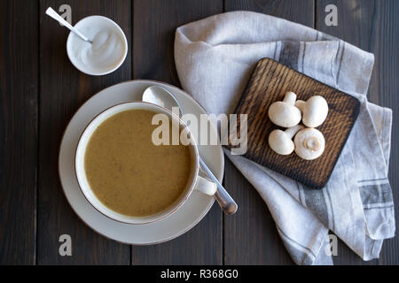 Un bol de délicieuse crème de champignons fait maison. Banque D'Images