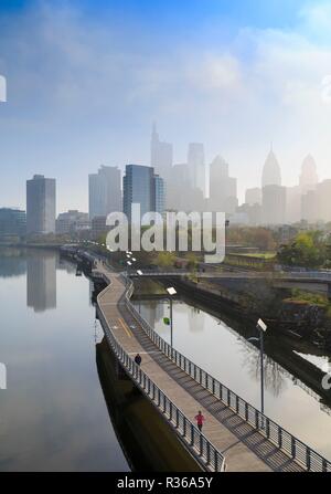 Philadelphia Skyline avec Schuylkill River Park Promenade au printemps auprès des joggeurs et des cyclistes, Philadelphia, Pennsylvania, USA Banque D'Images